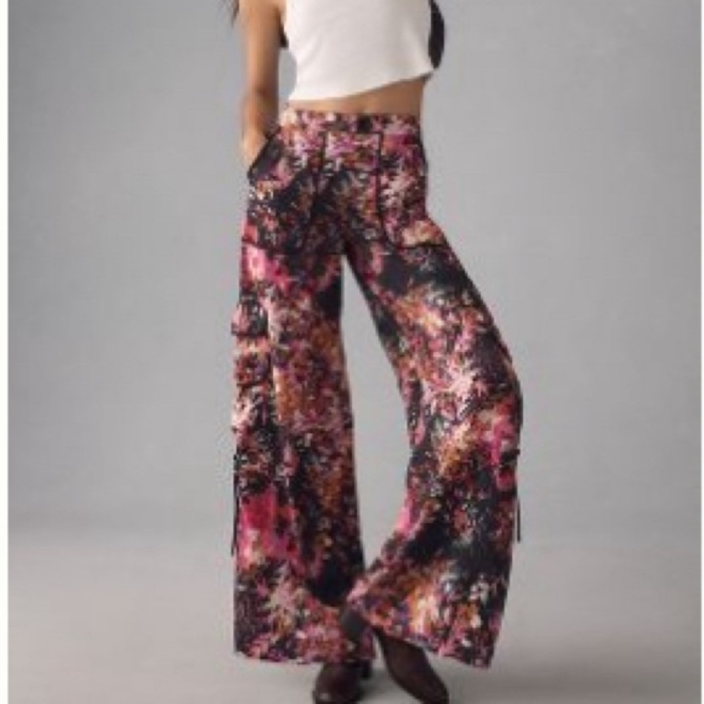 6 months old pants from Anthropologie. Size 10. Elastic backing. Cargo pockets.